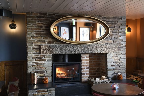 The Mariners Log Fire - Beautiful Heirloom Home